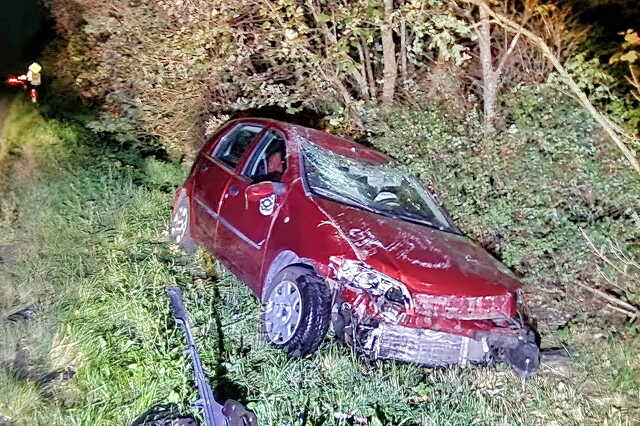 Árokba csapódott a figyelmetlenül megkezdett megfordulás után a Fiat a 86-os főúton