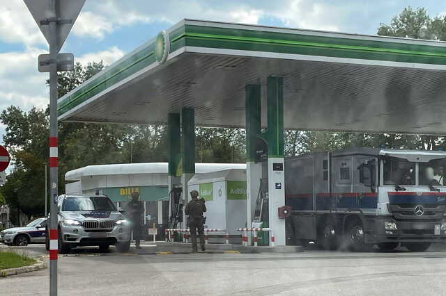 Guruló páncélterem Bécs mellett, egy benzinkúton - Fotó: Olvasó