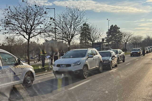 Hárman sérültek meg egy ráfutásos balesetben, Szombathelyen