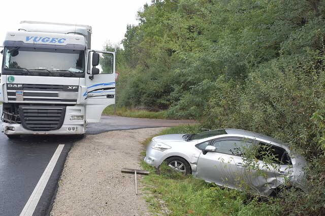 Árokba lökte a kanyarodó Toyotát a DAF kamion a 86-os főúton