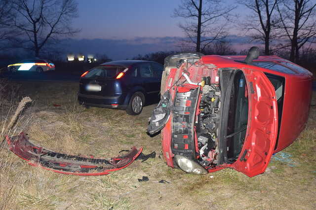 Felborult egy Renault Gencsapáti közelében, a 87-es főúton