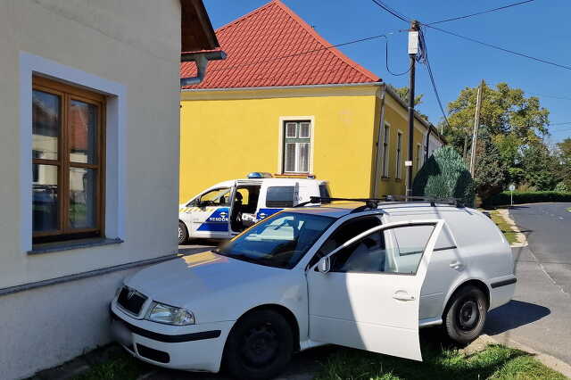 Házfalnak ütközött egy Skoda Gencsapátiban, miután egy másik Skoda hajtott elé