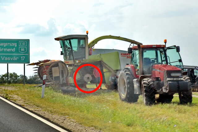 Ewlgurult egy Claas mezőgazdasági munkagép kereke a 86-os főúton, Kisunyomnál