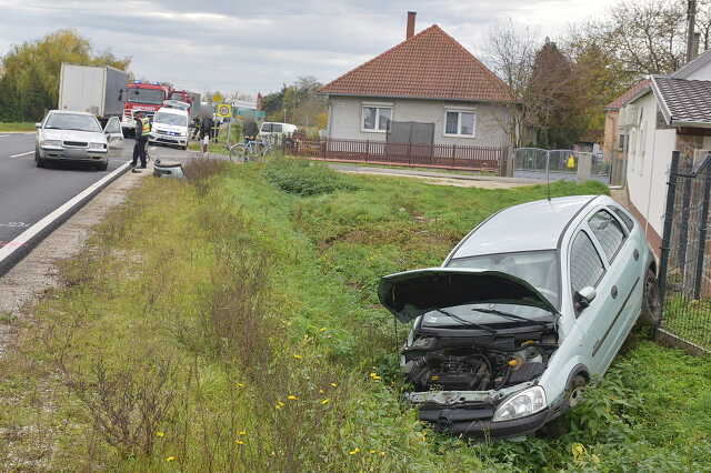 Kanyarodó utánfutós Skodának ütközött egy Opel Egyházasrádócnál, a 86-os főúton
