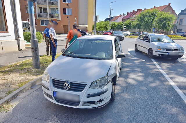 Rossz sávba kanyarodott, balesetet okozott, meredten nézett, majd elhajtott egy idős férfi Szombathelyen
