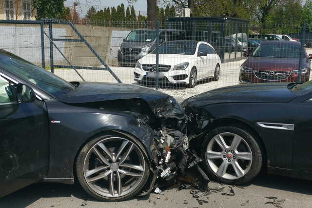 Parkoló Jaguarnak csapódott Audi - Renault hajtott el a Stop tábla ellenére