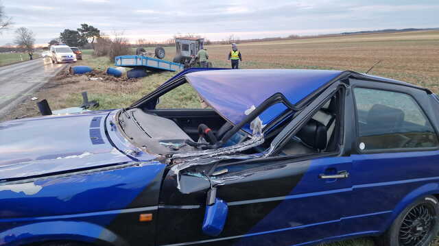 Cefrét szállító Steyr traktor utánfutóját borította fel egy Volkswagen Zsédeny közelében, a 84-es főúton Fotó: Tánczos Mihály
