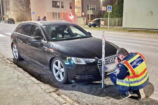Az Audiba beletolató Volkswagen vezetője elhajtott a helyszínről