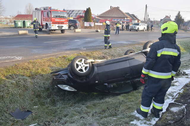 Balra ívelő kanyarban sodródott ki az Opel Rábahídvégen