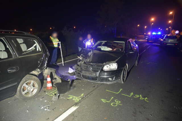 Négy sérült Szombathely határában - Volkswagen tolta össze a kocsisort