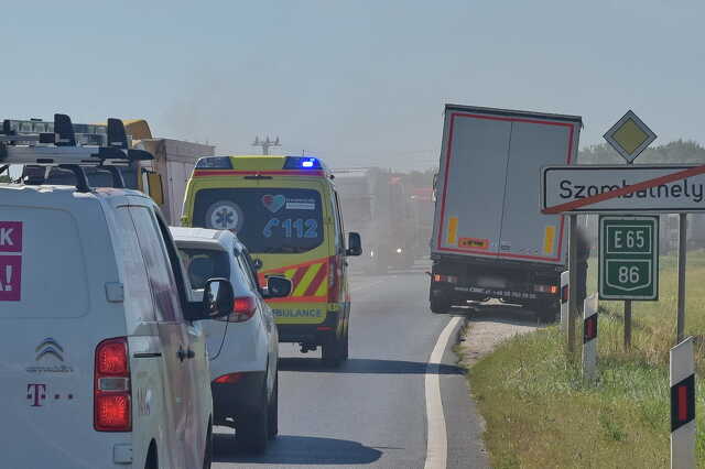 A személyautó utasa megsérült,a  mentők kórházba szállították