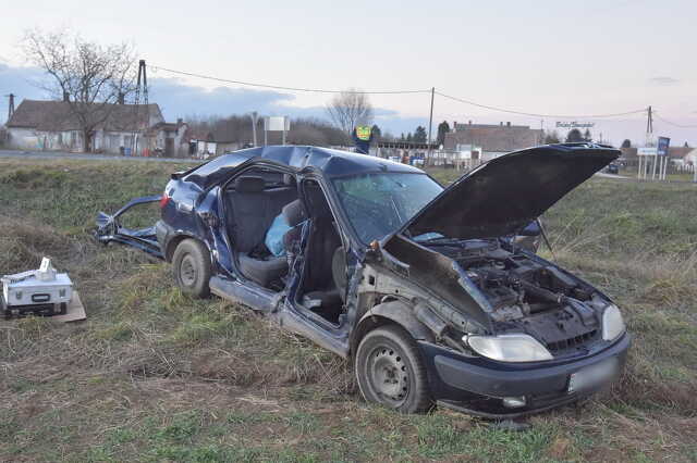 Életveszélyesen megsérült utas Jánosházánál - Citroen hajtott Peugeot elé a 8-ason