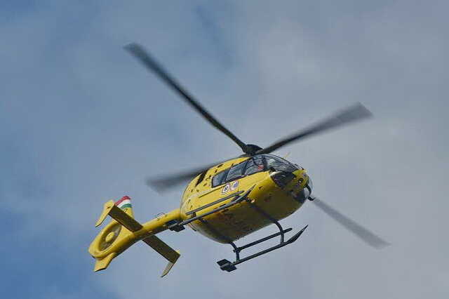 A sérültért mentőhelikopter érkezik