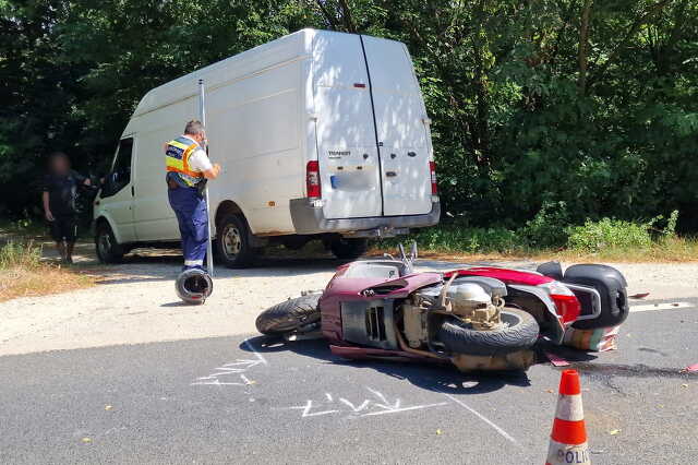 Előzésben lévő motoros elé kanyarodott egy Ford furgon Sitke közelében - eljárás indul a motoros ellen is
