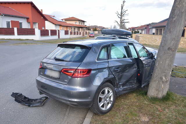 Fának sodródott az Audi, miután VW hajtott az oldalába