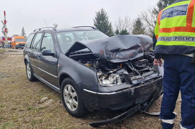 A Volkswagen vezetője elismerte a felelősségét a balesetért, de kíváncsi lenne, miért taposott a fékbe a Mercedes előtt haladó j