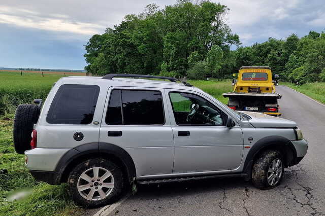 Kisodródott és kerítést döntött egy Land Rover Ják közelében
