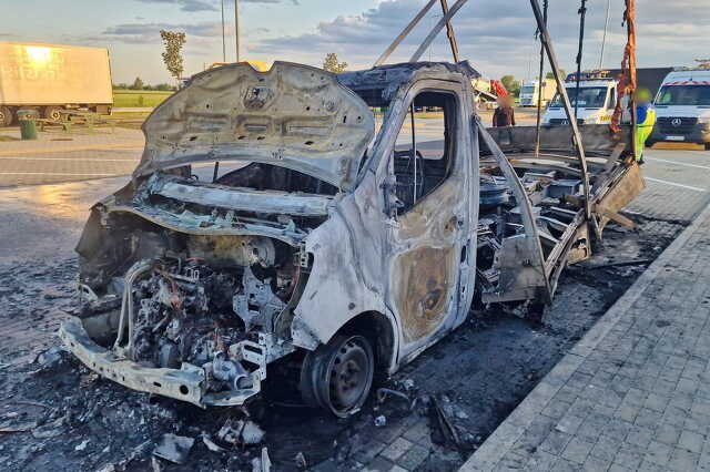Teljesen kiégett egy Renault kisteherautó az M86-os Rábaköz pihenőhelyén