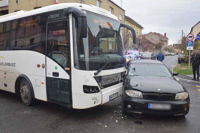 A BMW vezetője nem állt meg az Állj, elsőbbségadás kötelező táblánál