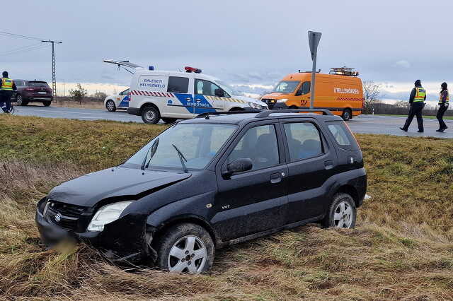 Súlyosan megsérült a Suzuki ittas sofőrje Vát közelében