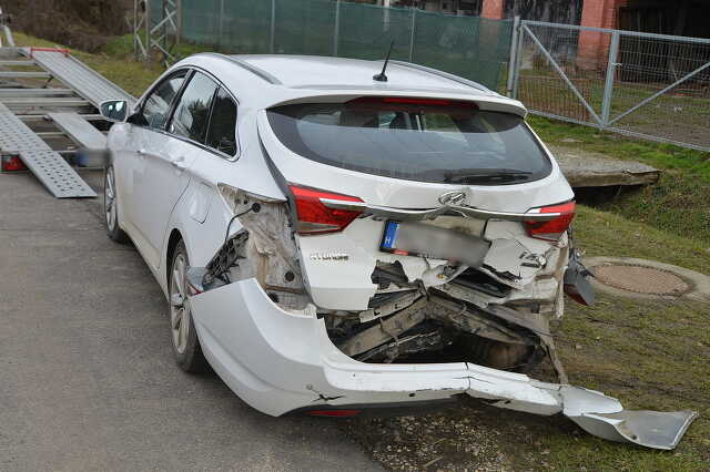 Fiat hajtott Hyundayba a 8-as főúton, Molnaszecsőd belterületén