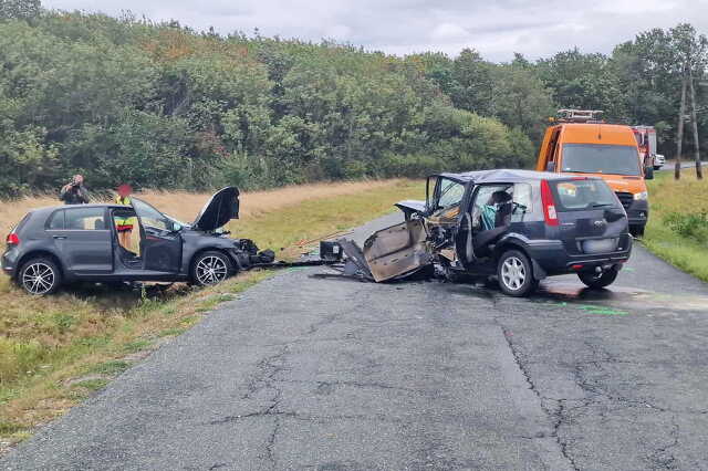 Életveszélyesen megsérült az okozó kanyarban sodródott VW elé egy Ford Ostffyasszonyfánál