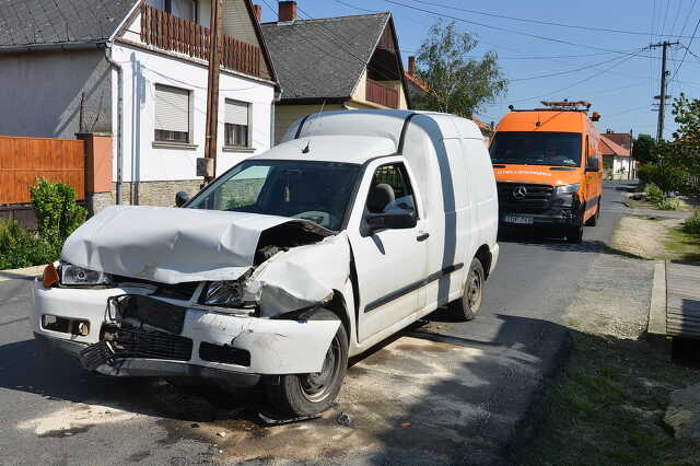 Vezetői engedély nélküli ittas sofőr Volkswagenje ütközött Audival Gyöngyösfaluban