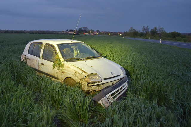Megcsúszott és szántóföldre csapódott egy Renault Szombathely Petőfi-telep közelében, a 86-os főúton