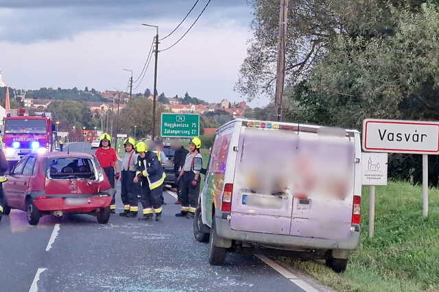 Ford furgon tolta össze a sort Vasvár határában, a 74-es főúton