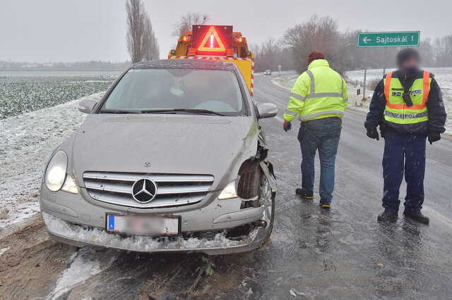 Átsodródott a szemközti sávba és két járművel ütközött egy Fiat a 84-es főúton, Sajtoskál közelében