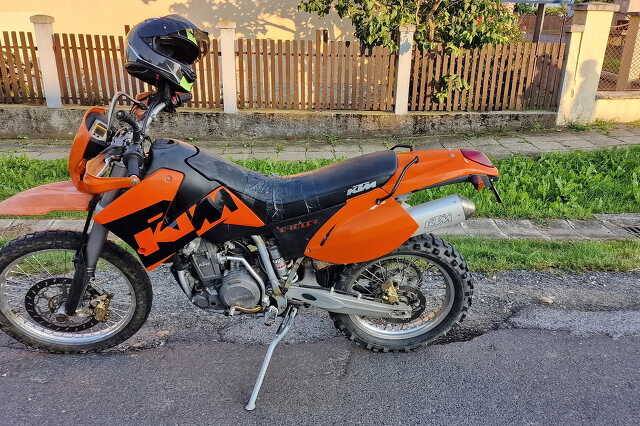 Lekanyarodó autót kikerülő KTM motorral ütközött egy Seat Szombathelyen