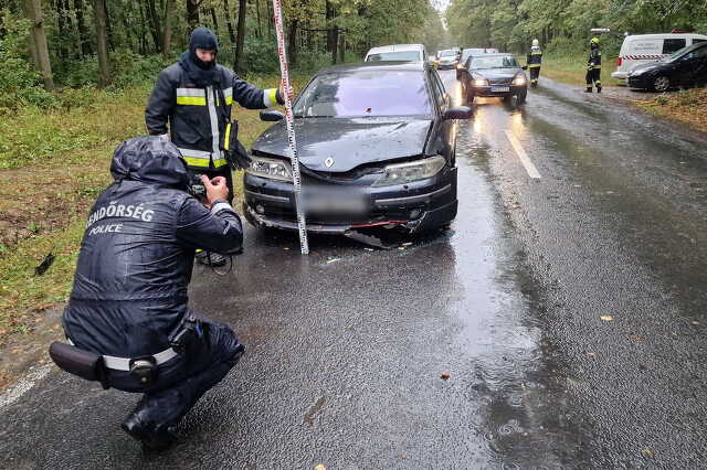Egy jobbra ívelő kanyarban sodródott Renault elé egy Ford Ják közelében