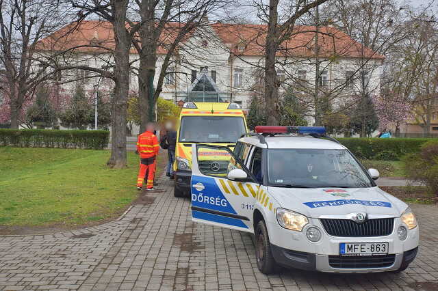 Egy férfit szállított el a mentő a szombathelyi Pelikán parkból