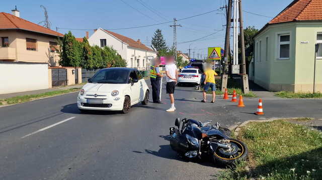 Balra kanyarodó Fiatnak ütközött egy Honda motor Szombathelyen - megsérült a motoros
