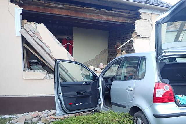 Házfalba csapódott egy VW Vasváron - lakhatatlanná vált az ingatlan