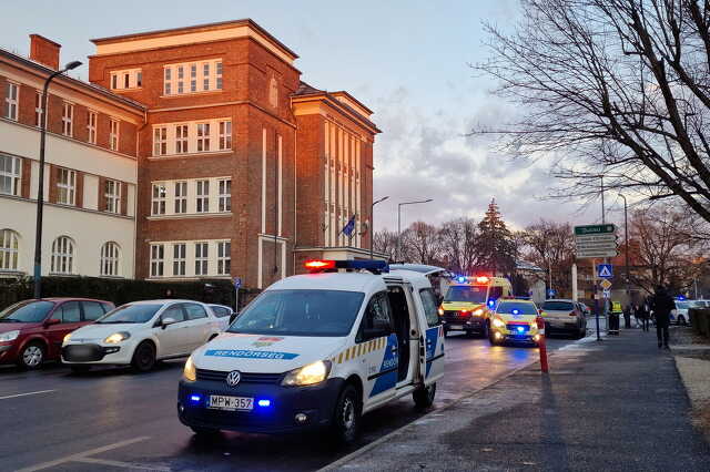 Gyalogátkelőhelyen ütött el egy idős férfit egy Renault Szombathelyen, a Károlyi Gáspár téren