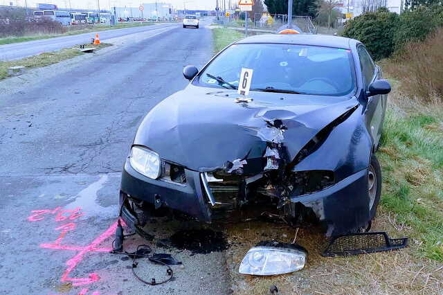 A baleset után az Alfa Romeo vezetője az autót hátrahagyva távozott