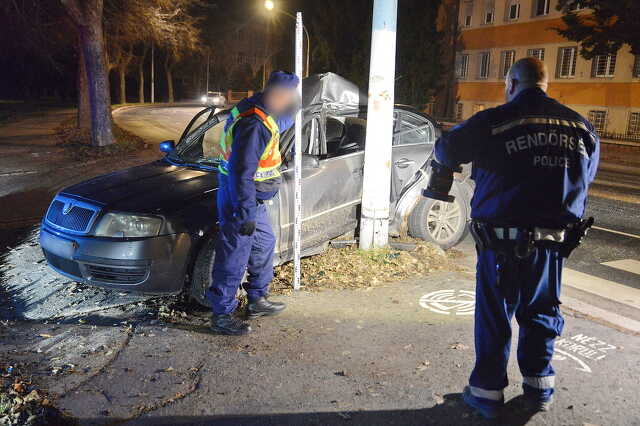 Friss jogosítvánnyal sodródott oszlopnak Skodával egy férfi Szombathelyen