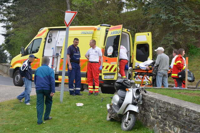 A segédmotort vezető férfi megsérült a balesetben