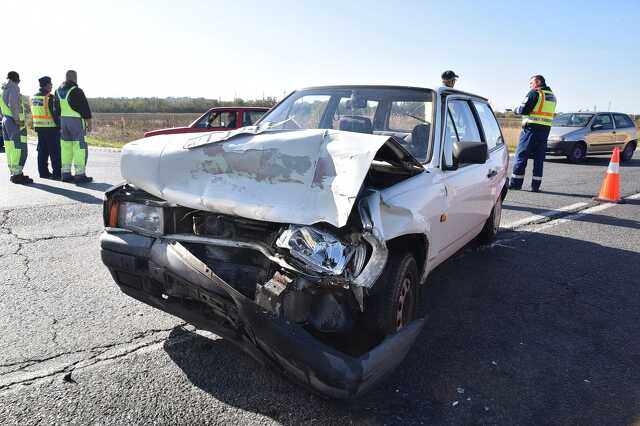 Kisáruszállító és személyautó ütközött a 87-esen