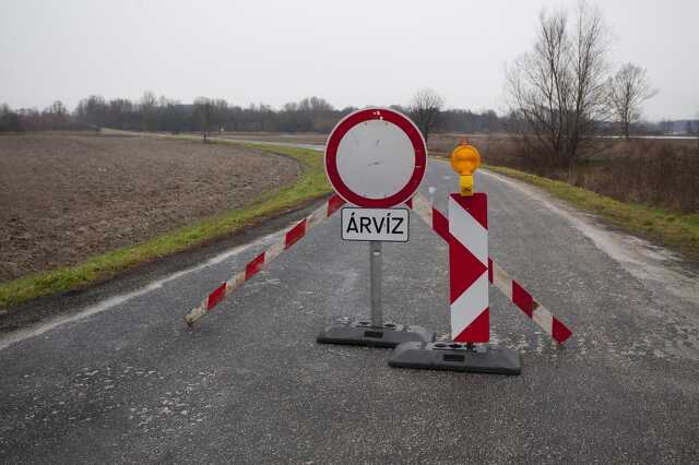 A kiöntött Rába és Csörnöc patak miatt útlezárás Molnaszecsőd-Döröske között, Döröske határában (MTI Fotó: Varga György)
