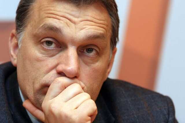 Orbán gondolkodik