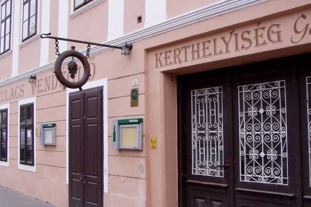 A stílus a régi, az épület új