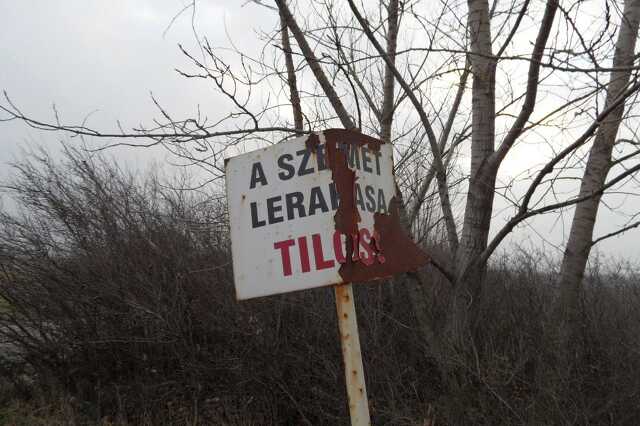 Levitézlett figyelmeztető tábla