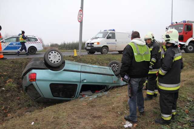 Felborult egy autó a 87-es úton