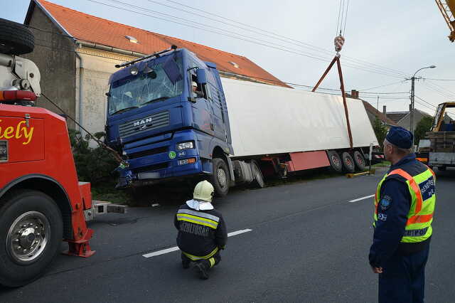 Balesetet szenvedett kamion műszaki mentése Hegyfalun