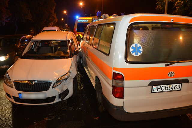 Szirénázó mentőautóval ütközött Citroen Szombathelyen