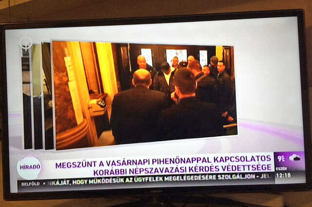 Az adóforintjainkból fenntartott köztévé ennyire méltatta a Választási Irodánál összegyűlt kopaszokat