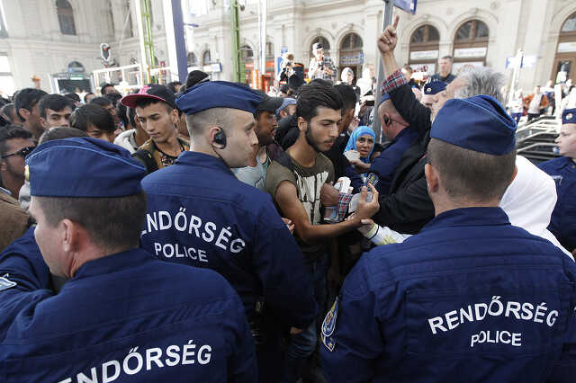 Menekülteket engednek a rendőrök felszállni a Hegyeshalomra induló menetrend szerinti vonatra a Keleti pályaudvaron