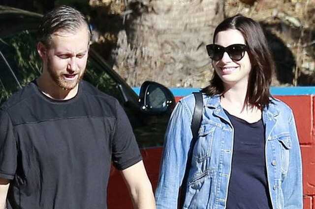 Anna Hathaway és férje LA-ben